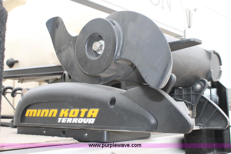 image for item L4255 2008 FSI Bennington 2275 tritoon boat