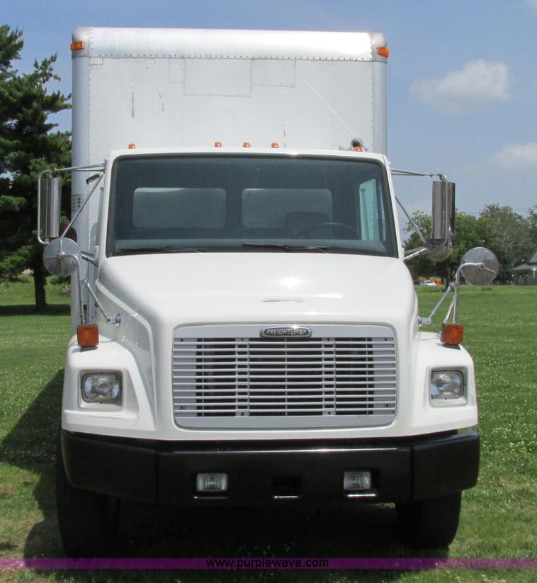 image for item R9322 2004 Freightliner FL70 box truck