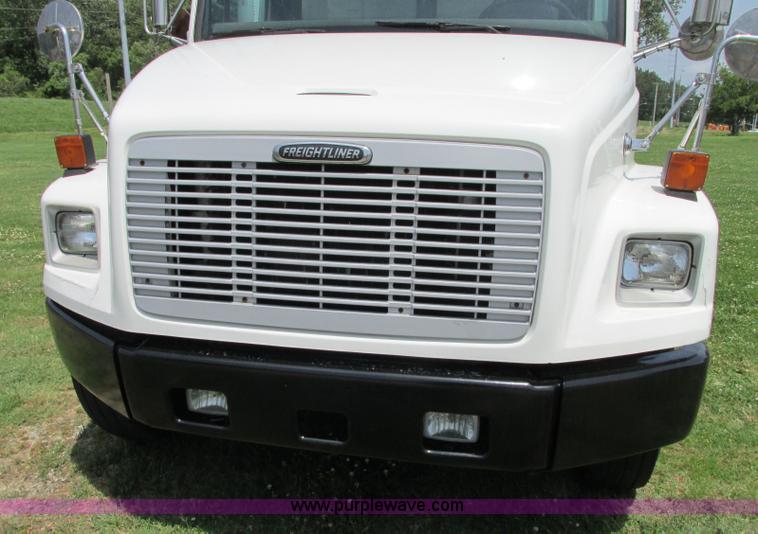 image for item R9322 2004 Freightliner FL70 box truck