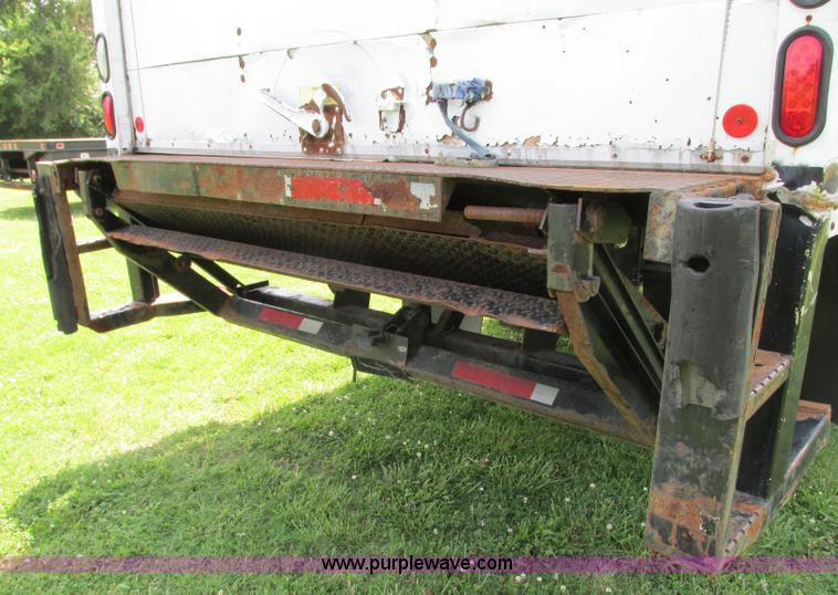 image for item R9322 2004 Freightliner FL70 box truck