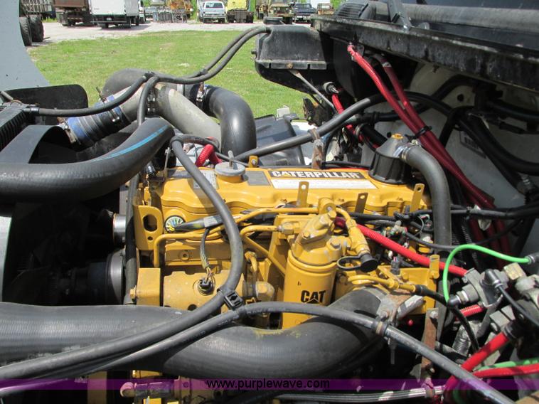 image for item R9322 2004 Freightliner FL70 box truck