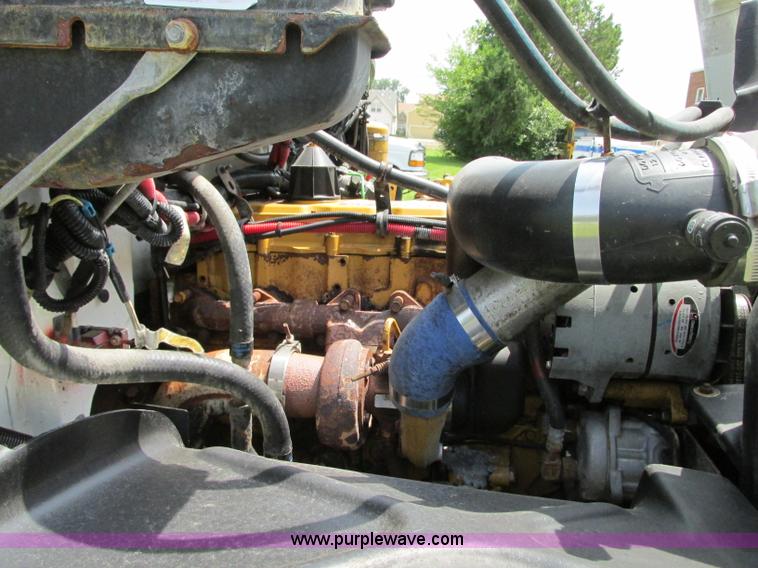 image for item R9322 2004 Freightliner FL70 box truck