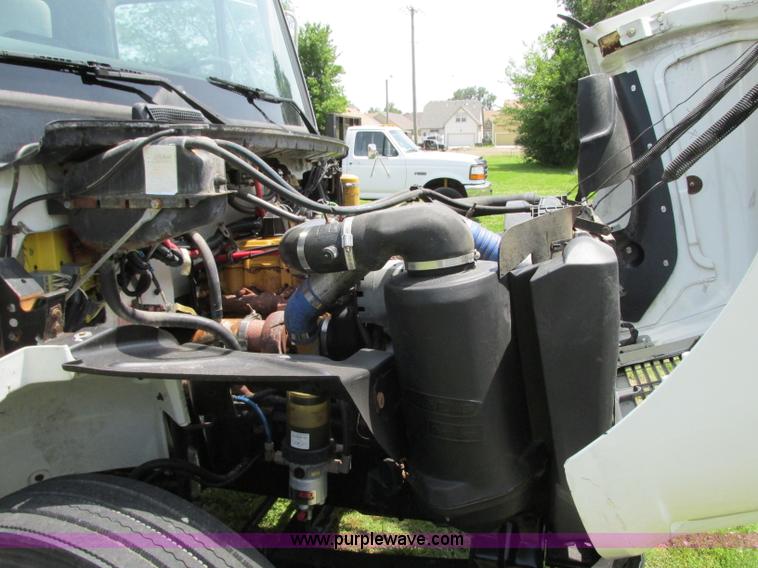 image for item R9322 2004 Freightliner FL70 box truck