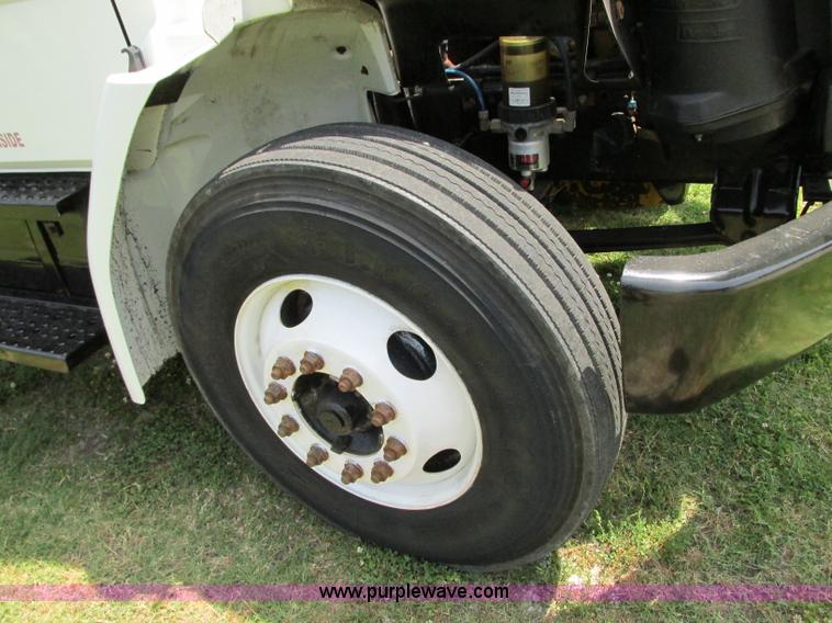 image for item R9322 2004 Freightliner FL70 box truck