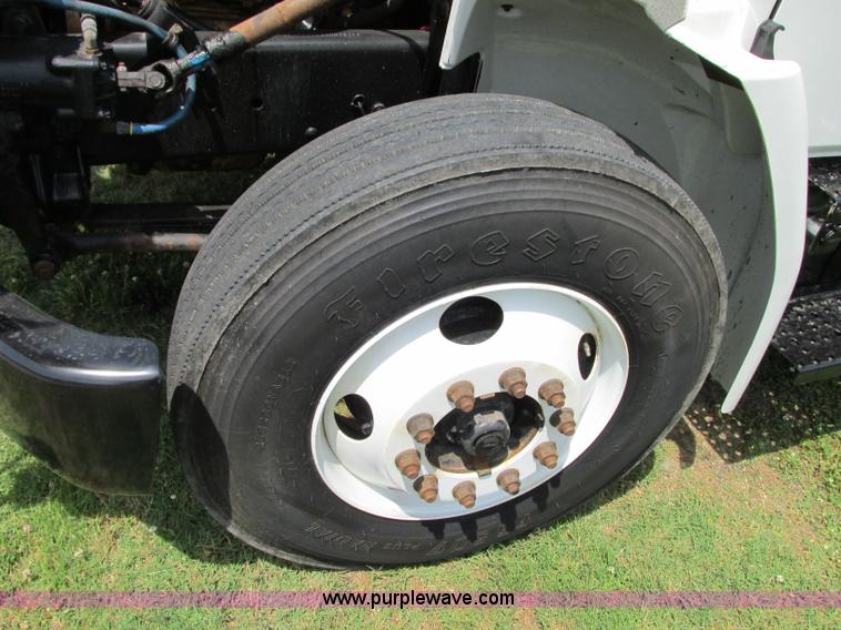 image for item R9322 2004 Freightliner FL70 box truck