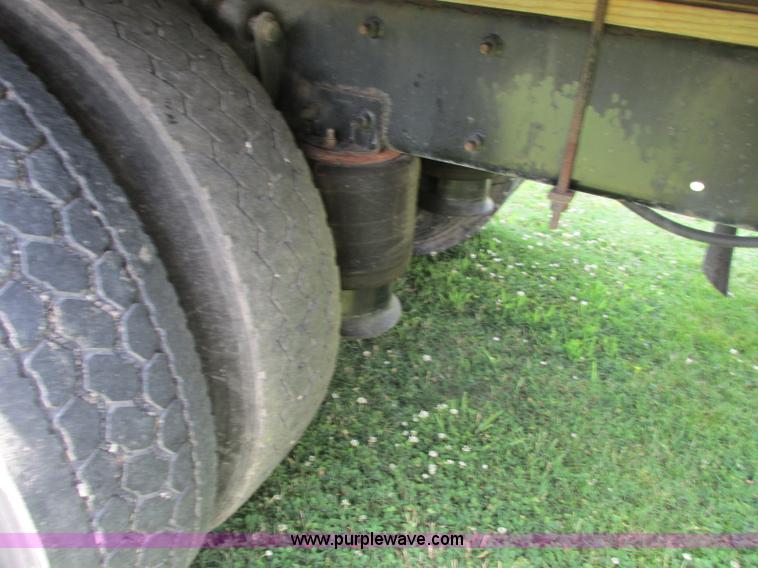 image for item R9322 2004 Freightliner FL70 box truck