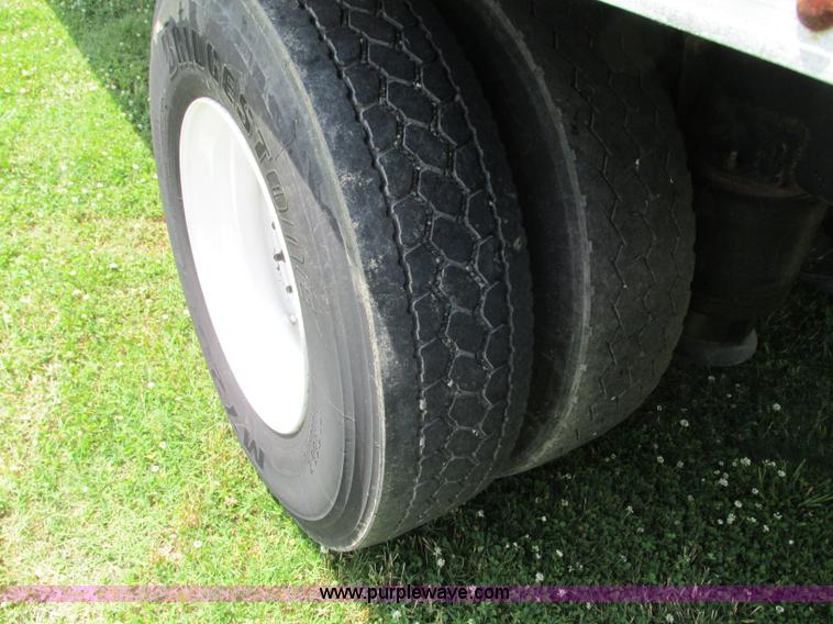 image for item R9322 2004 Freightliner FL70 box truck