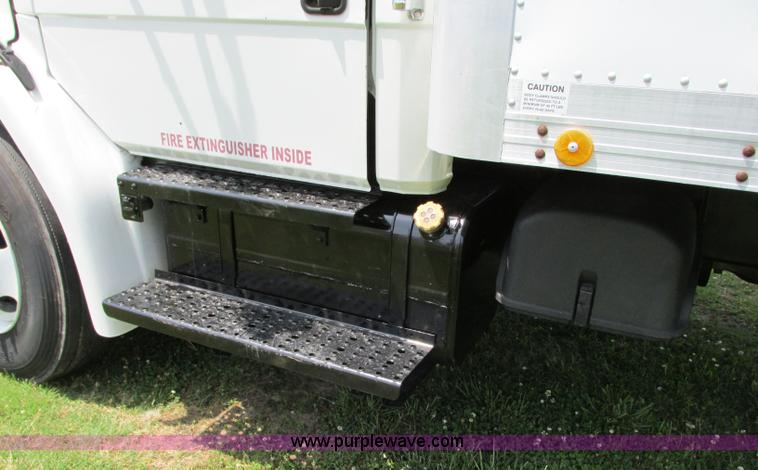 image for item R9322 2004 Freightliner FL70 box truck