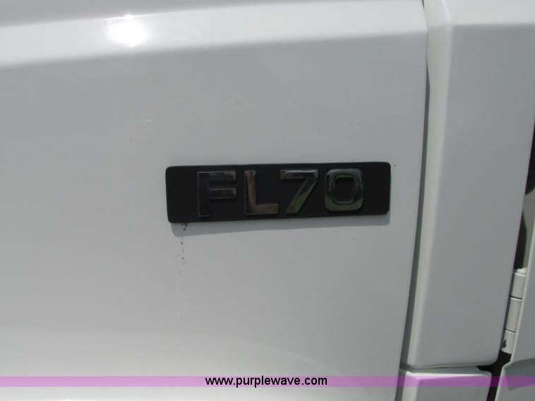 image for item R9322 2004 Freightliner FL70 box truck