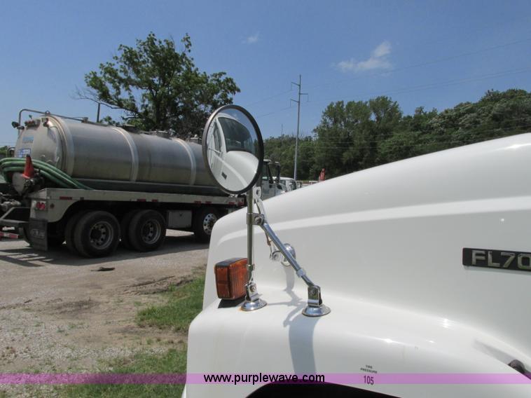 image for item R9322 2004 Freightliner FL70 box truck