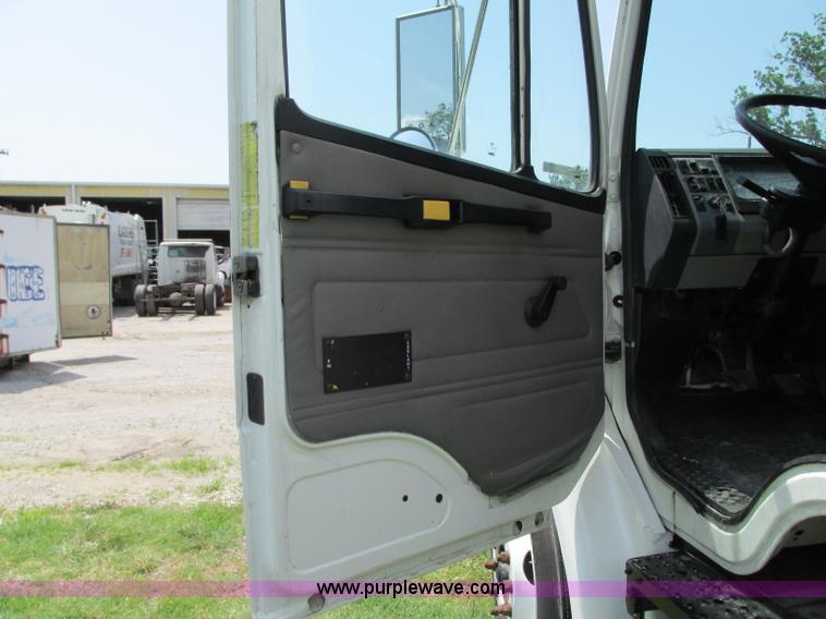 image for item R9322 2004 Freightliner FL70 box truck