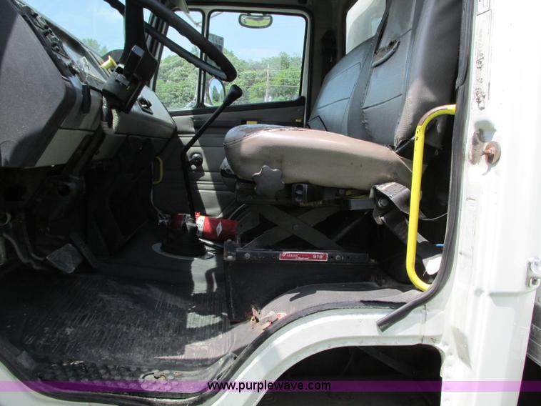 image for item R9322 2004 Freightliner FL70 box truck