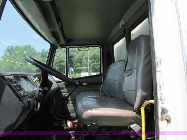 image for item R9322 2004 Freightliner FL70 box truck
