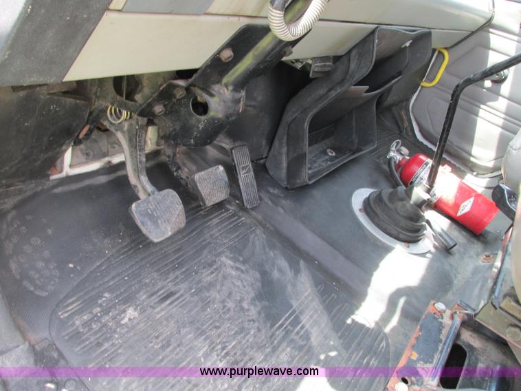 image for item R9322 2004 Freightliner FL70 box truck