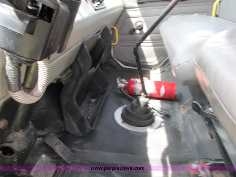 image for item R9322 2004 Freightliner FL70 box truck