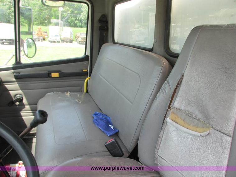image for item R9322 2004 Freightliner FL70 box truck