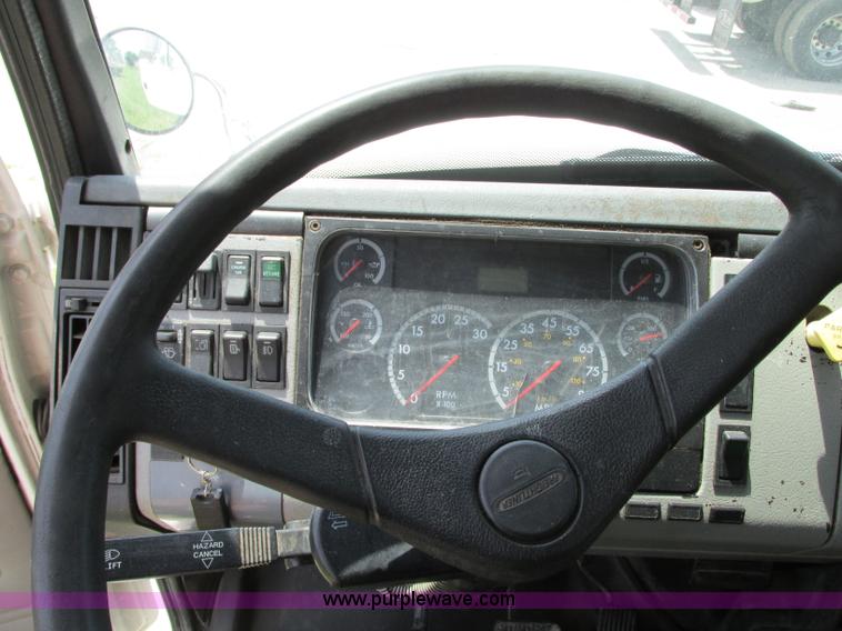 image for item R9322 2004 Freightliner FL70 box truck