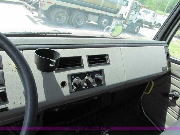 image for item R9322 2004 Freightliner FL70 box truck