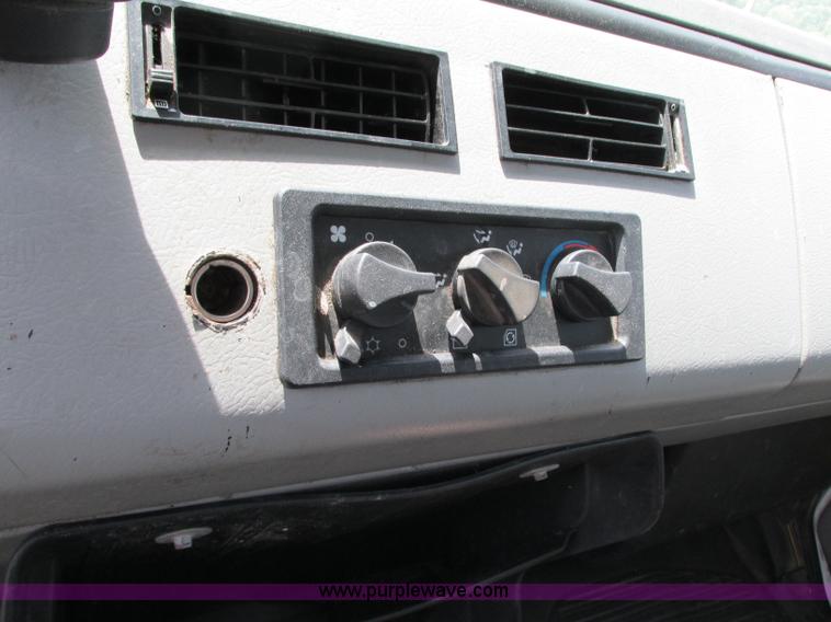 image for item R9322 2004 Freightliner FL70 box truck