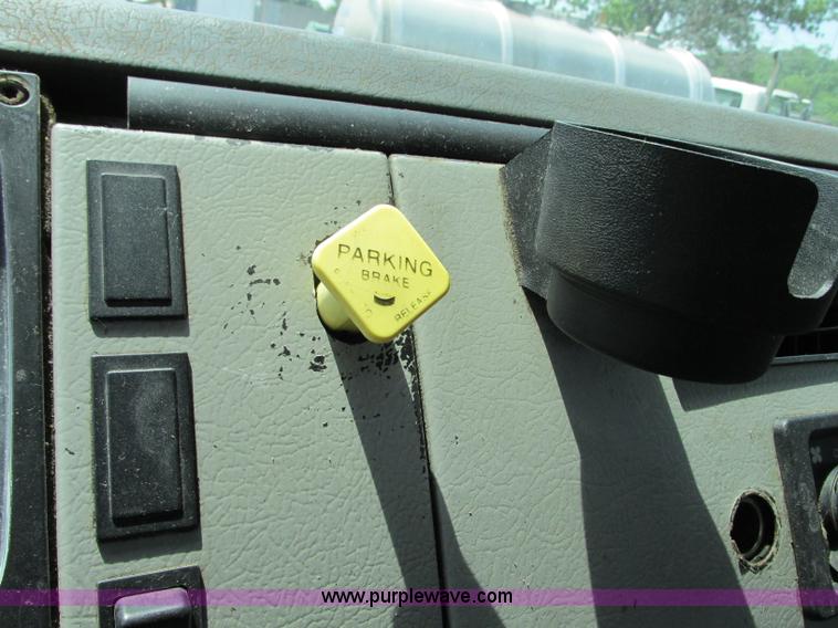 image for item R9322 2004 Freightliner FL70 box truck