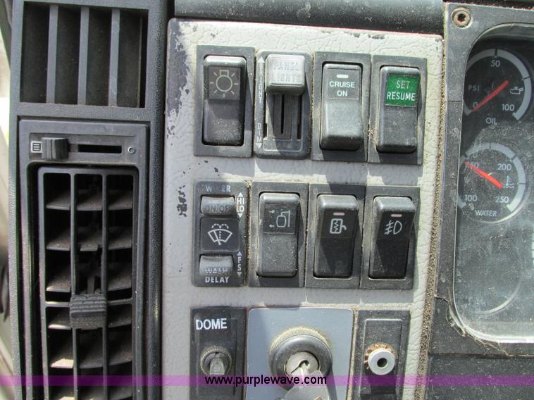 image for item R9322 2004 Freightliner FL70 box truck