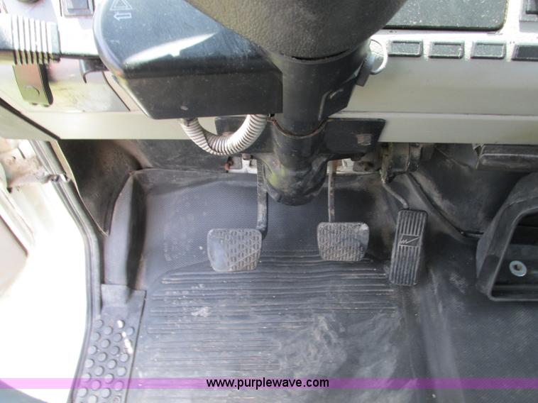 image for item R9322 2004 Freightliner FL70 box truck