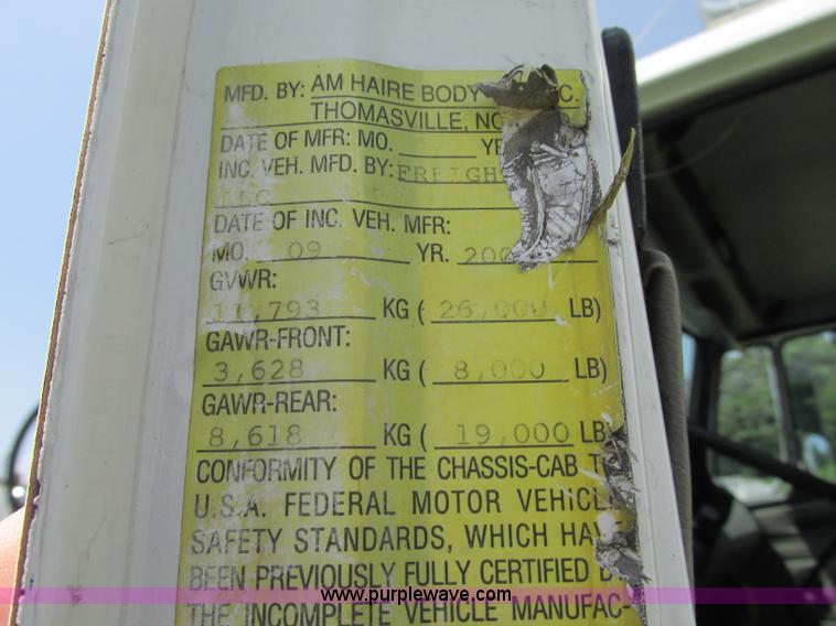 image for item R9322 2004 Freightliner FL70 box truck