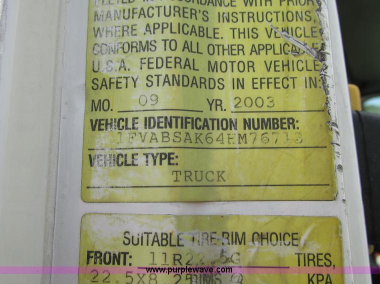 image for item R9322 2004 Freightliner FL70 box truck