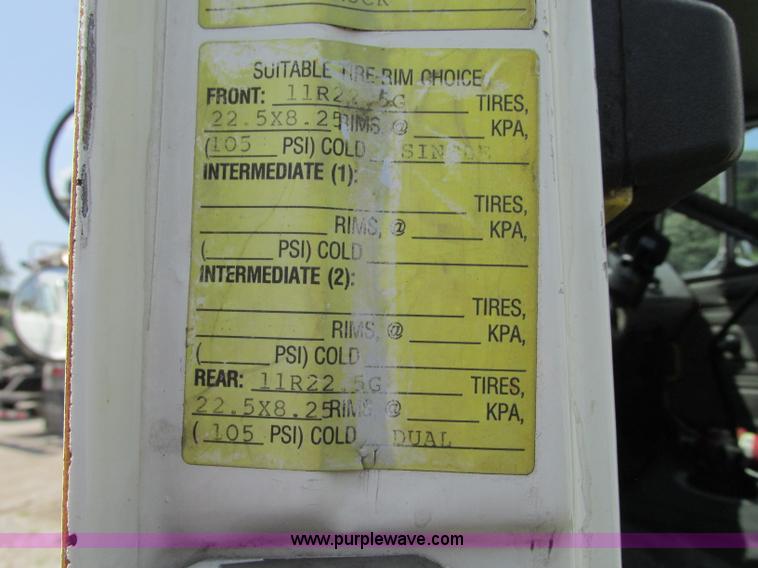 image for item R9322 2004 Freightliner FL70 box truck