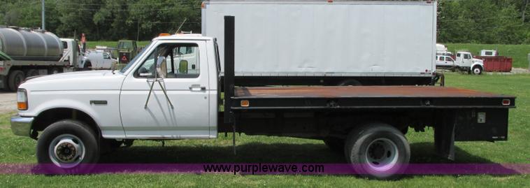 image for item R9323 1997 Ford F450 Super Duty flatbed truck