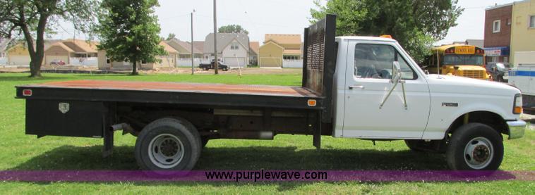 image for item R9323 1997 Ford F450 Super Duty flatbed truck