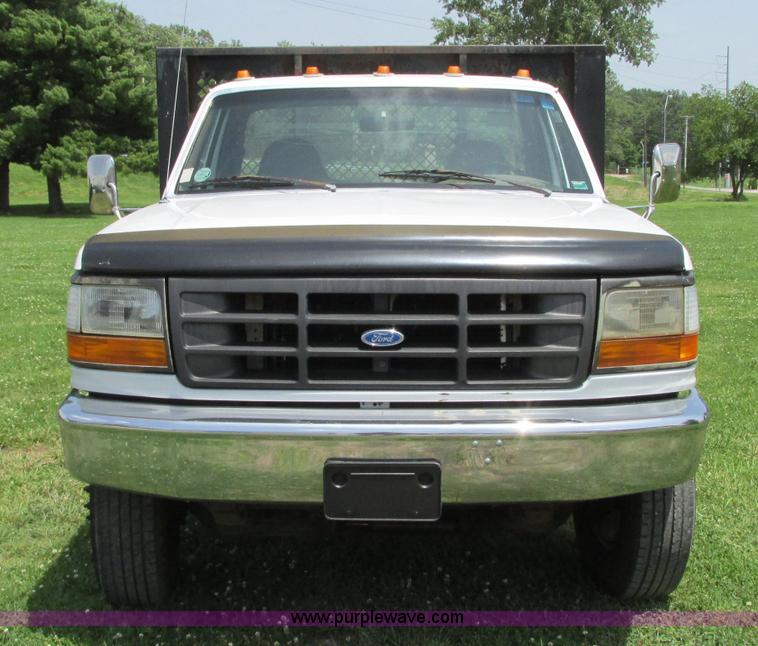 image for item R9323 1997 Ford F450 Super Duty flatbed truck