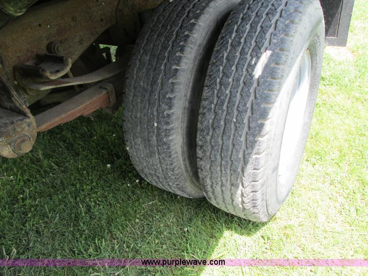 image for item R9323 1997 Ford F450 Super Duty flatbed truck