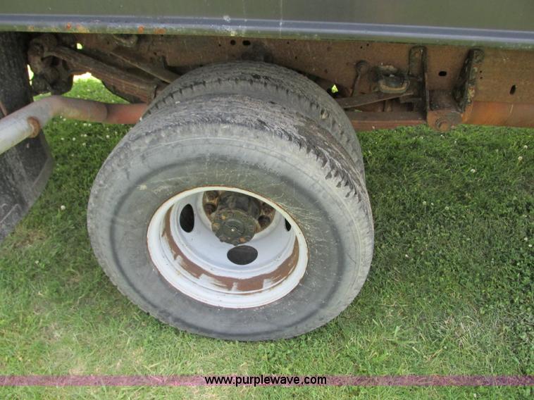 image for item R9323 1997 Ford F450 Super Duty flatbed truck