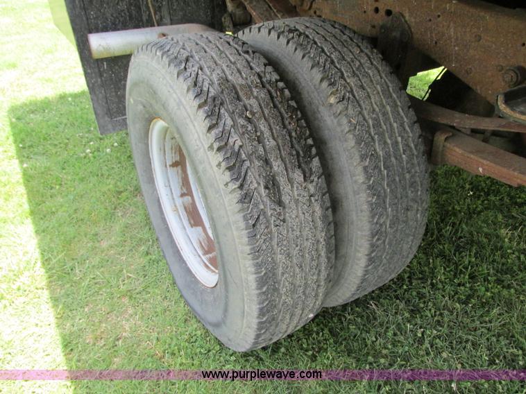 image for item R9323 1997 Ford F450 Super Duty flatbed truck