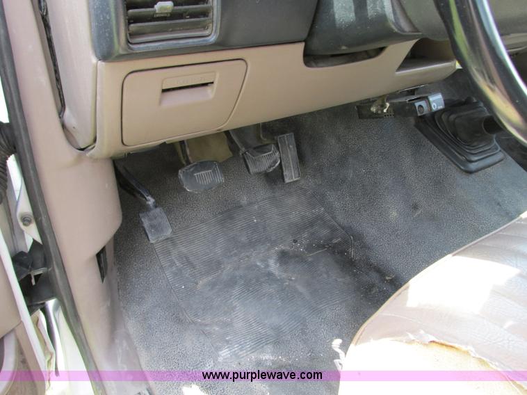 image for item R9323 1997 Ford F450 Super Duty flatbed truck