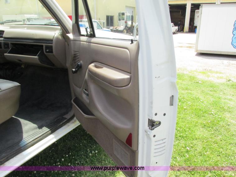 image for item R9323 1997 Ford F450 Super Duty flatbed truck