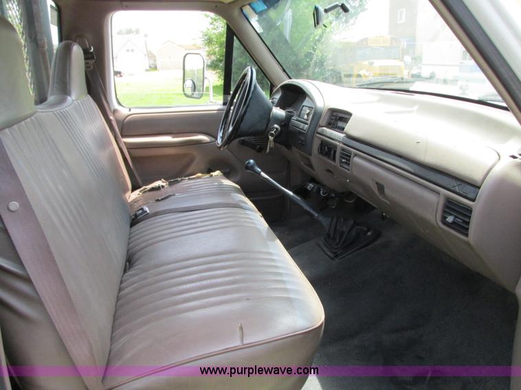 image for item R9323 1997 Ford F450 Super Duty flatbed truck