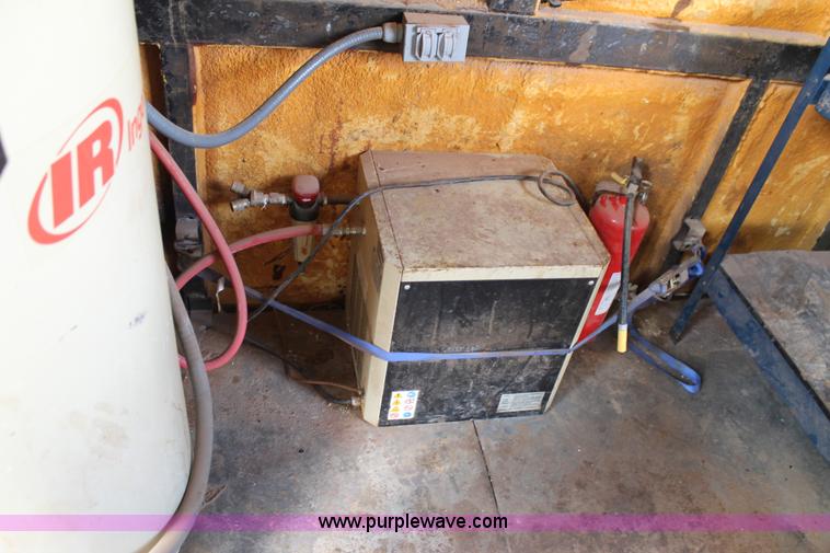 image for item AO9531 2003 B&W polyurethane foam application trailer