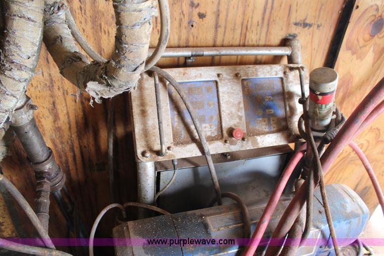 image for item AO9531 2003 B&W polyurethane foam application trailer