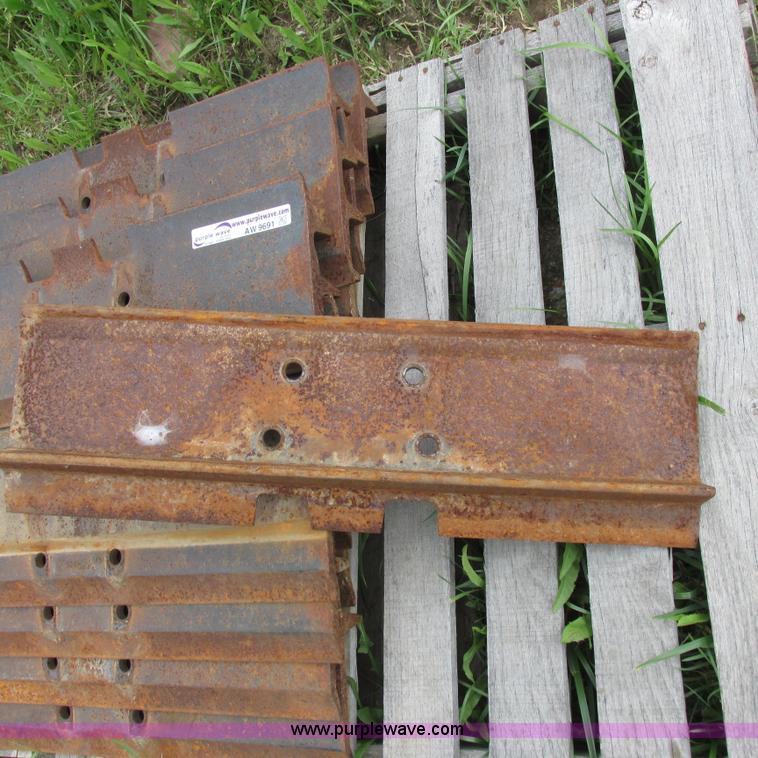 (76) dozer track pads in Thompson, MO Item AW9691 sold Purple Wave