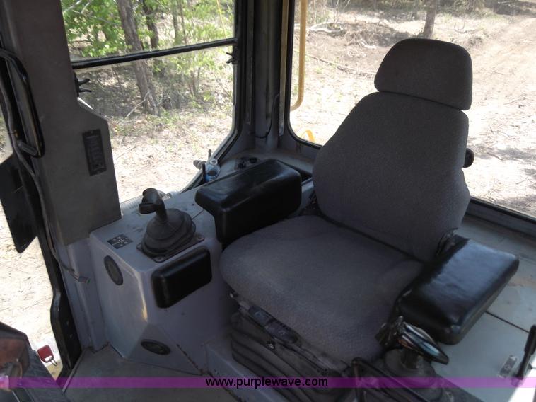 image for item D1553 2004 John Deere 750C LGP Series II dozer