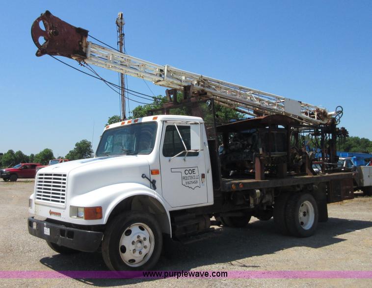 image for item D2474 1991 International 4600 modified swab rig