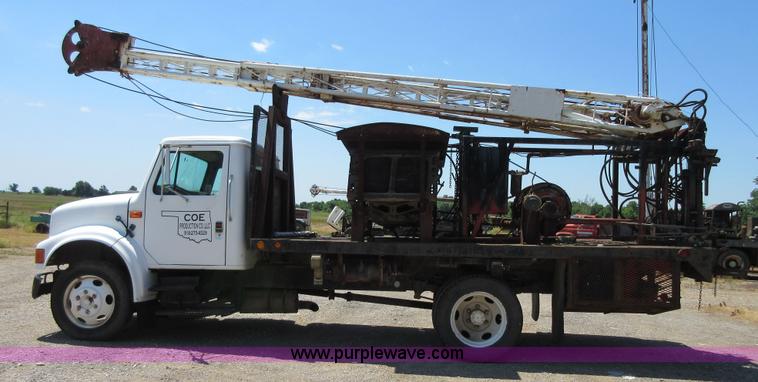 image for item D2474 1991 International 4600 modified swab rig