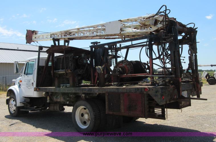 image for item D2474 1991 International 4600 modified swab rig