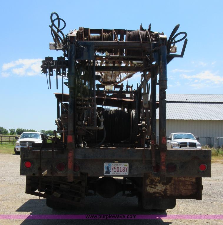 image for item D2474 1991 International 4600 modified swab rig