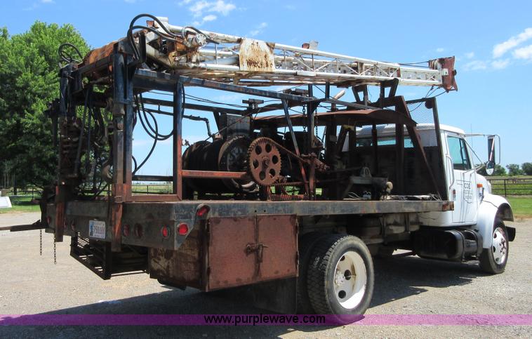 image for item D2474 1991 International 4600 modified swab rig