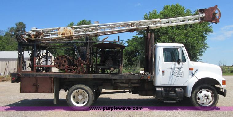 image for item D2474 1991 International 4600 modified swab rig