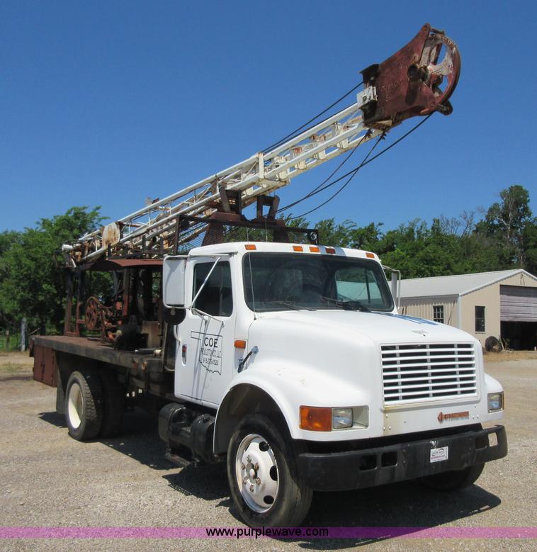 image for item D2474 1991 International 4600 modified swab rig