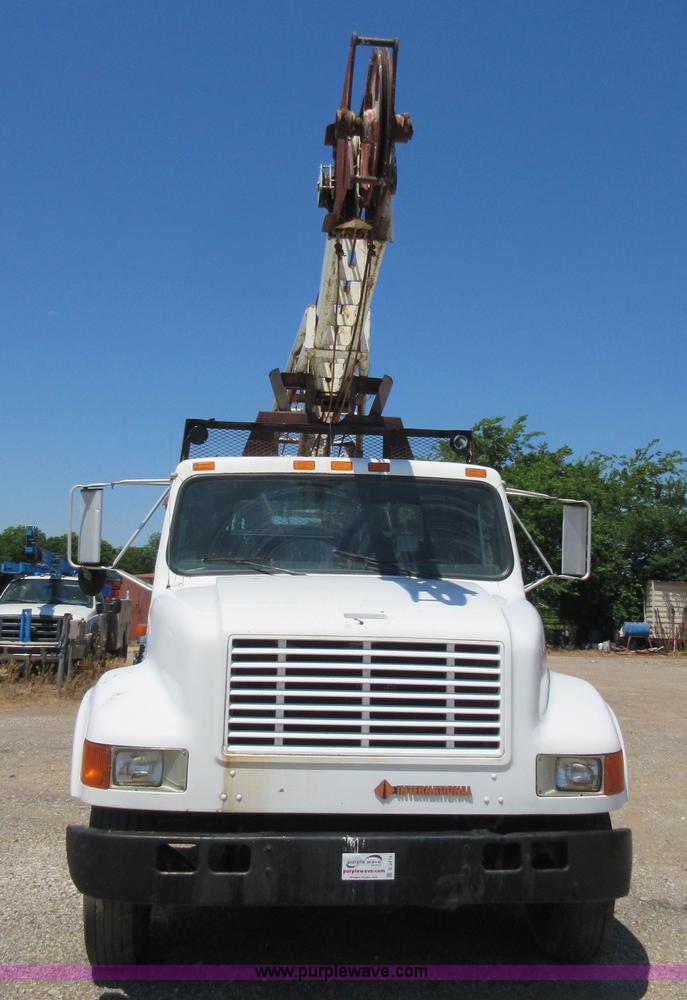 image for item D2474 1991 International 4600 modified swab rig